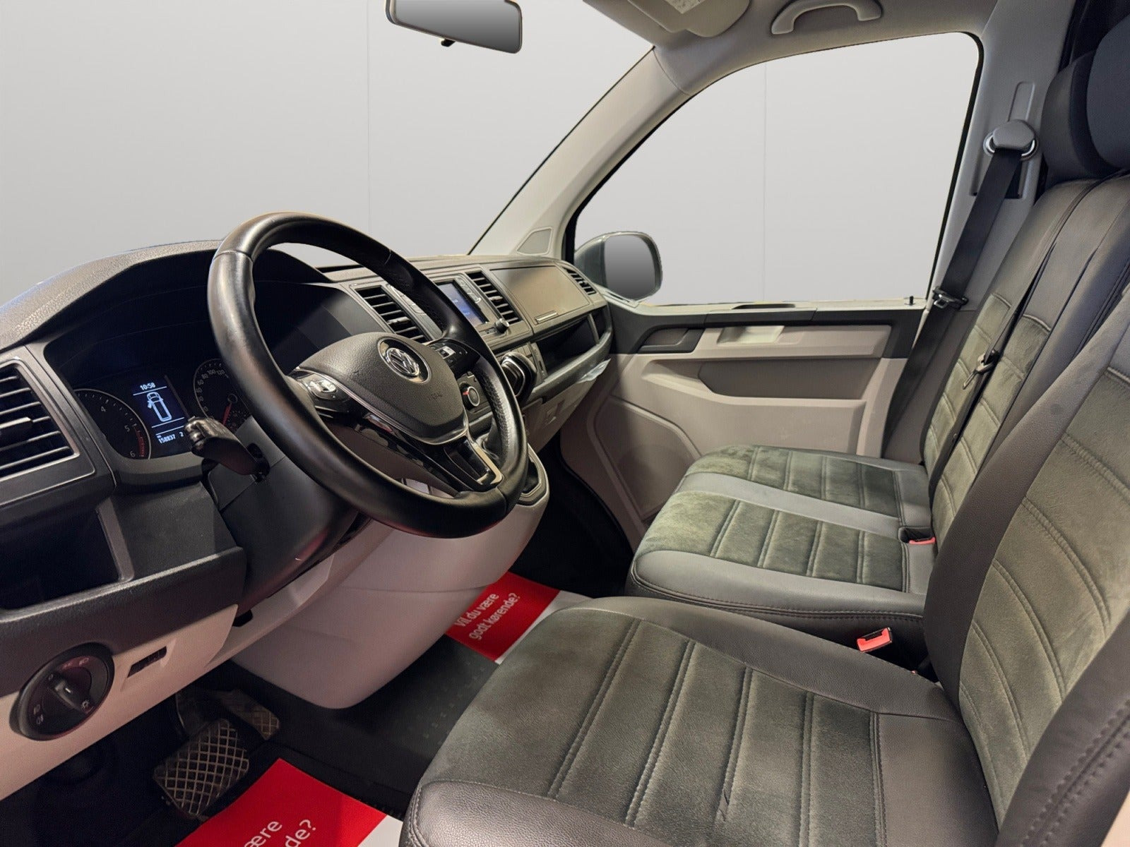 Sort VW Transporter fra 2016