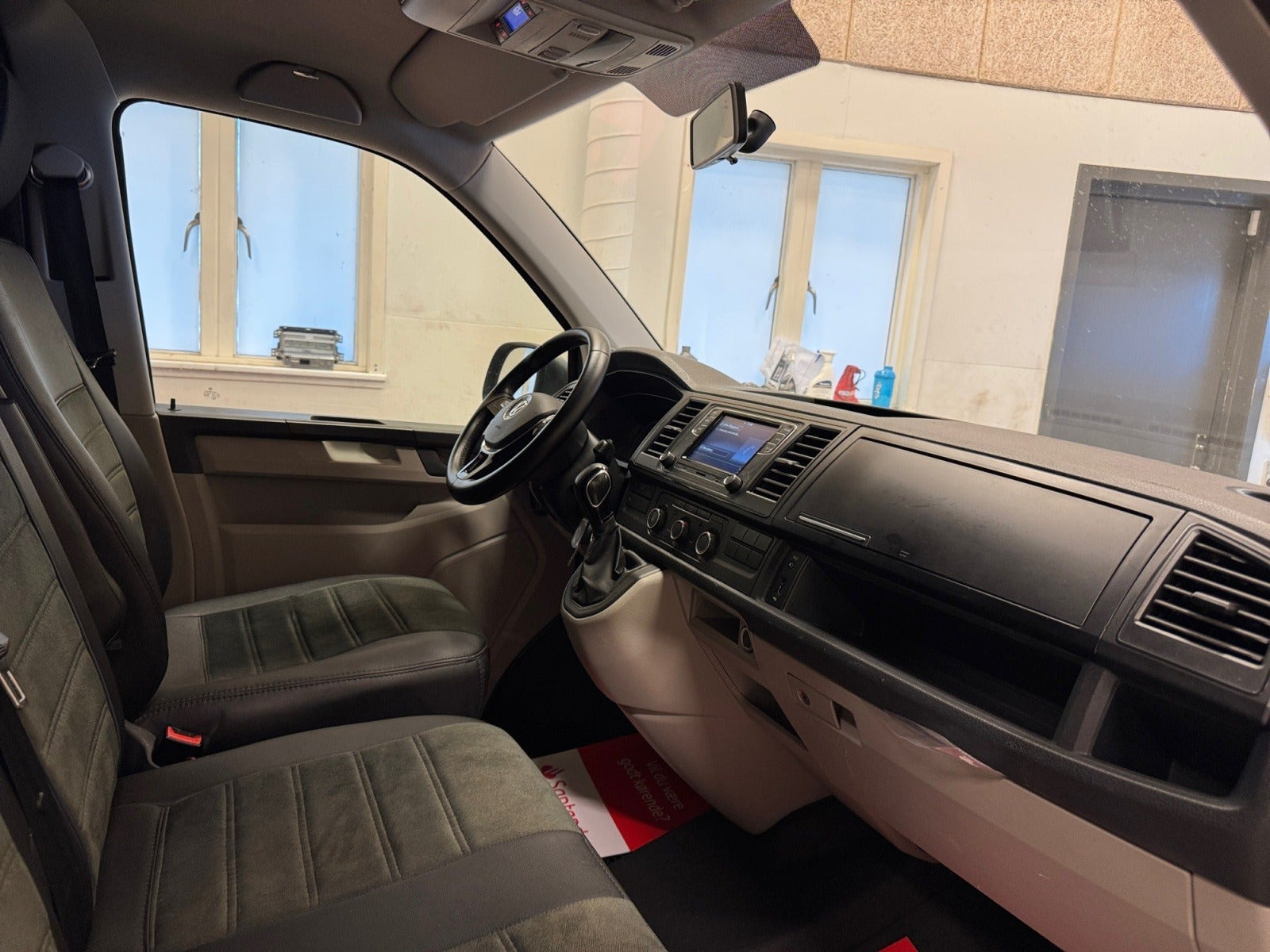 Sort VW Transporter fra 2016