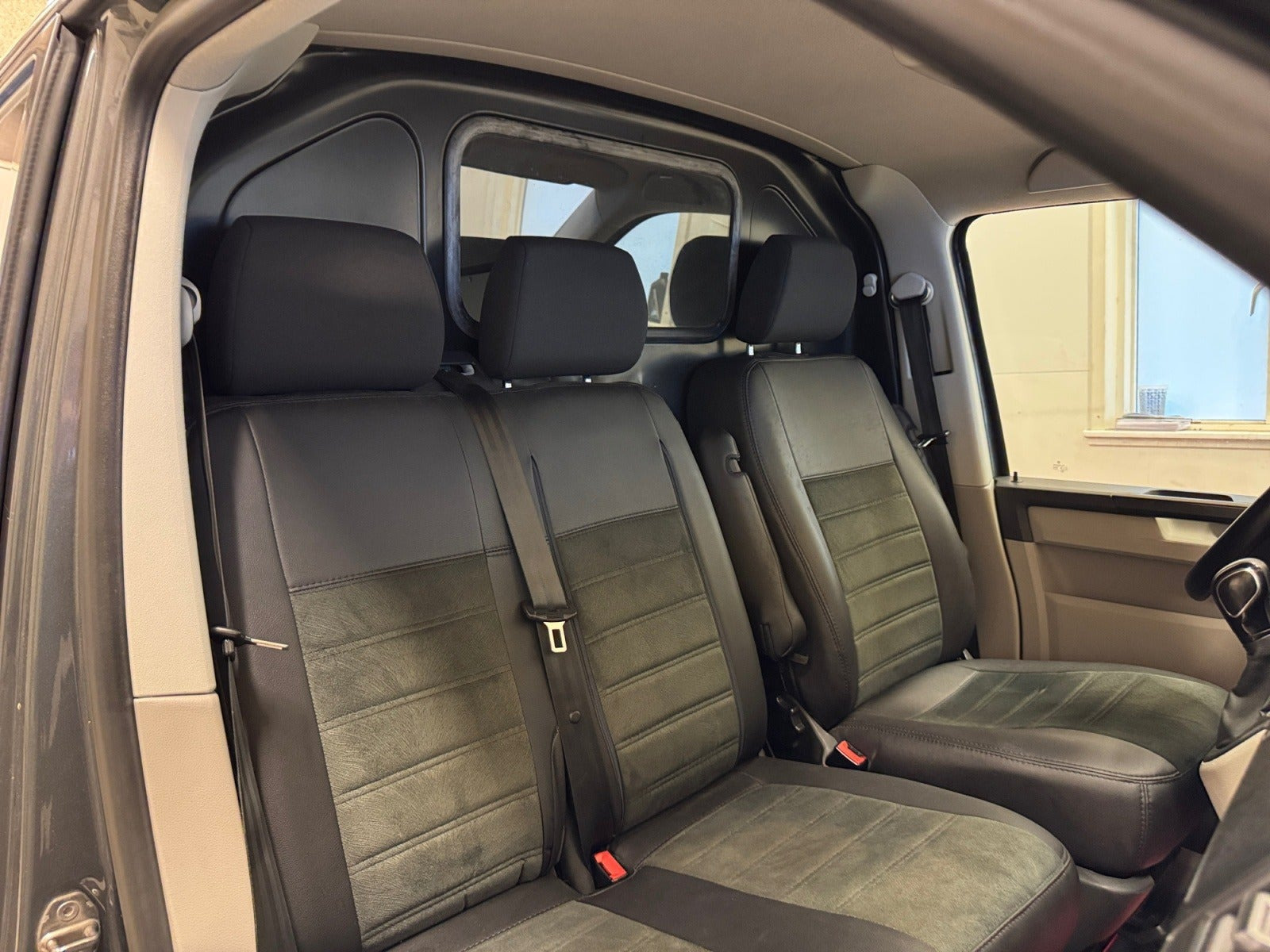 Sort VW Transporter fra 2016