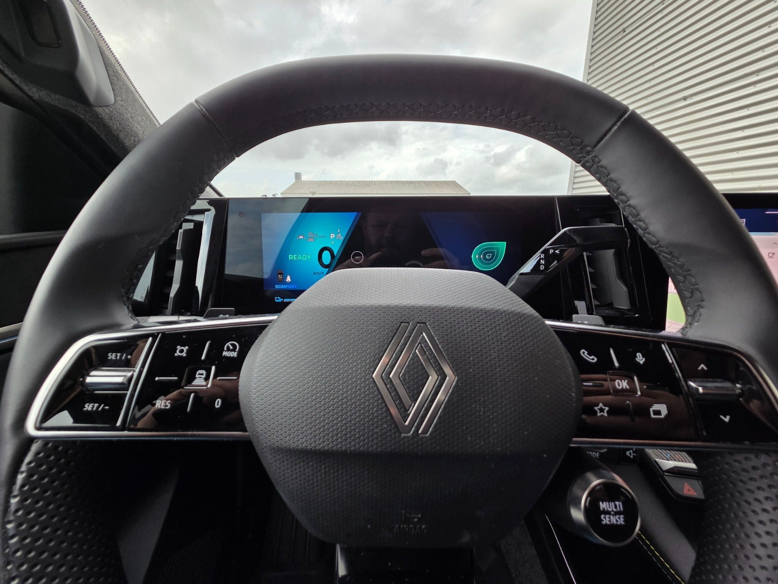 Grå Renault Scenic E-Tech fra 2025