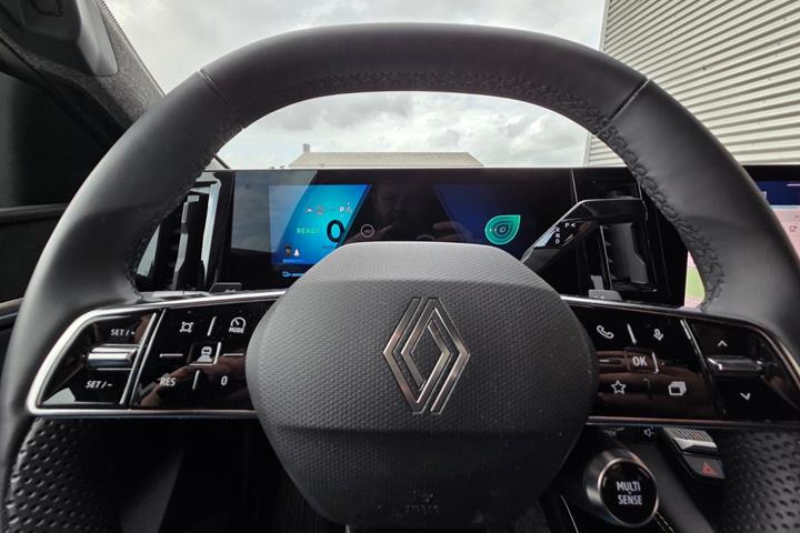 Grå Renault Scenic E-Tech fra 2025