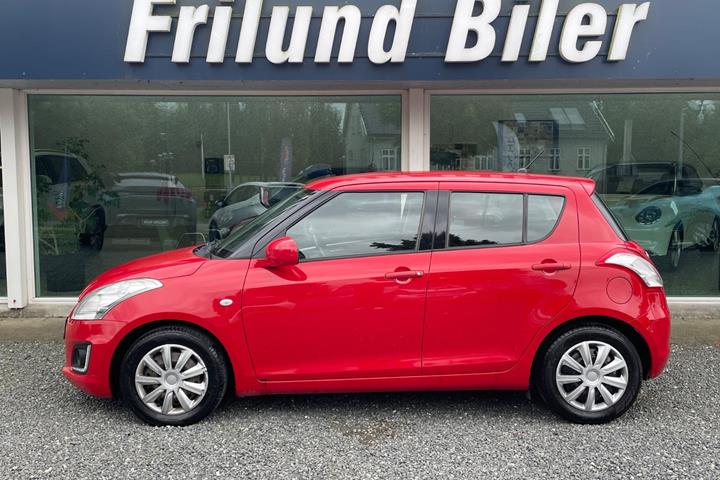 Rød Suzuki Swift fra 2014