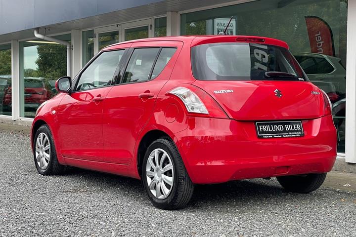 Rød Suzuki Swift fra 2014