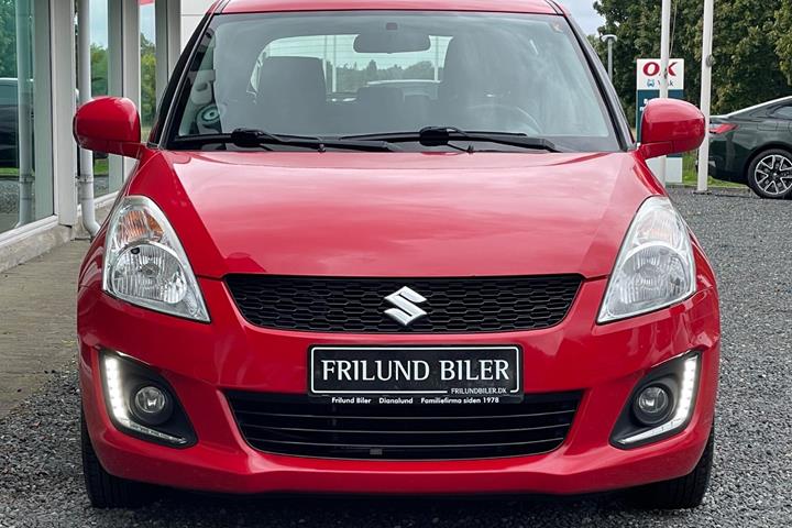 Rød Suzuki Swift fra 2014