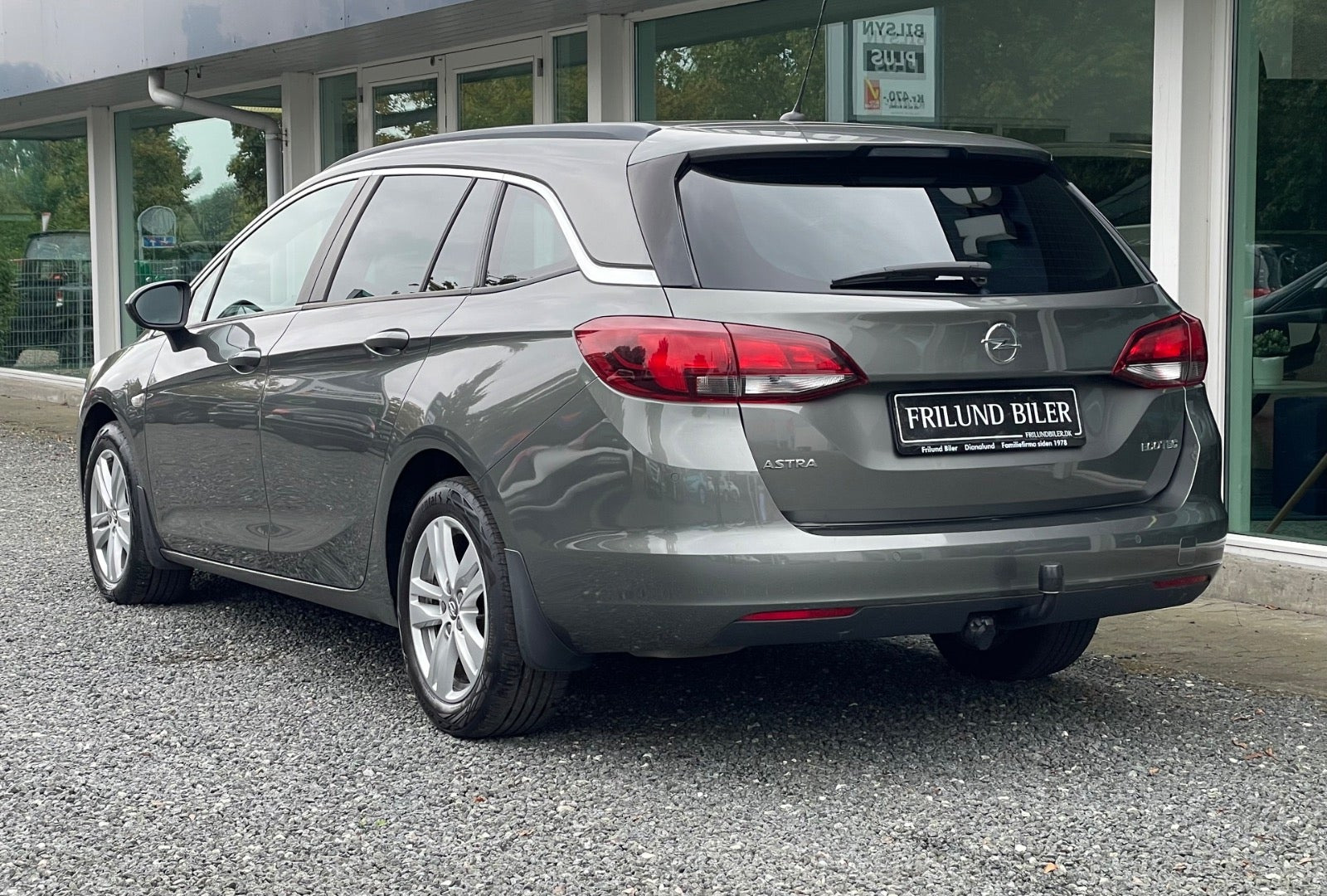Grå Opel Astra fra 2019