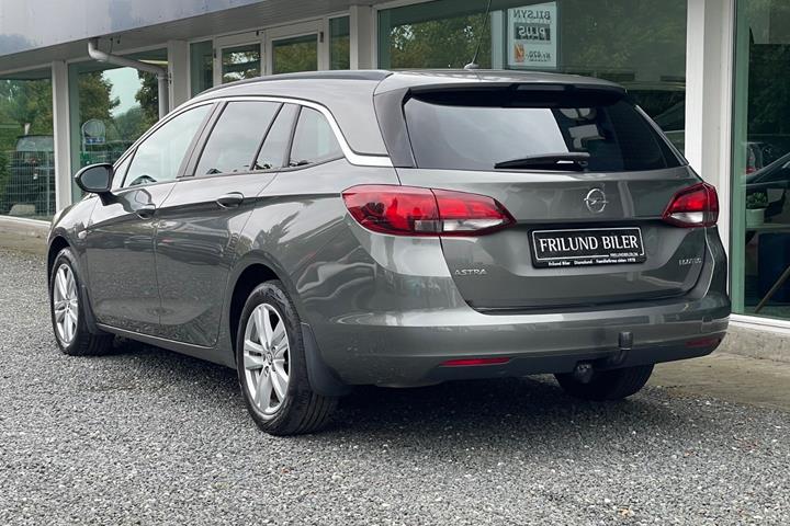 Grå Opel Astra fra 2019