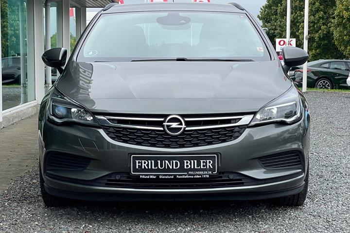 Grå Opel Astra fra 2019