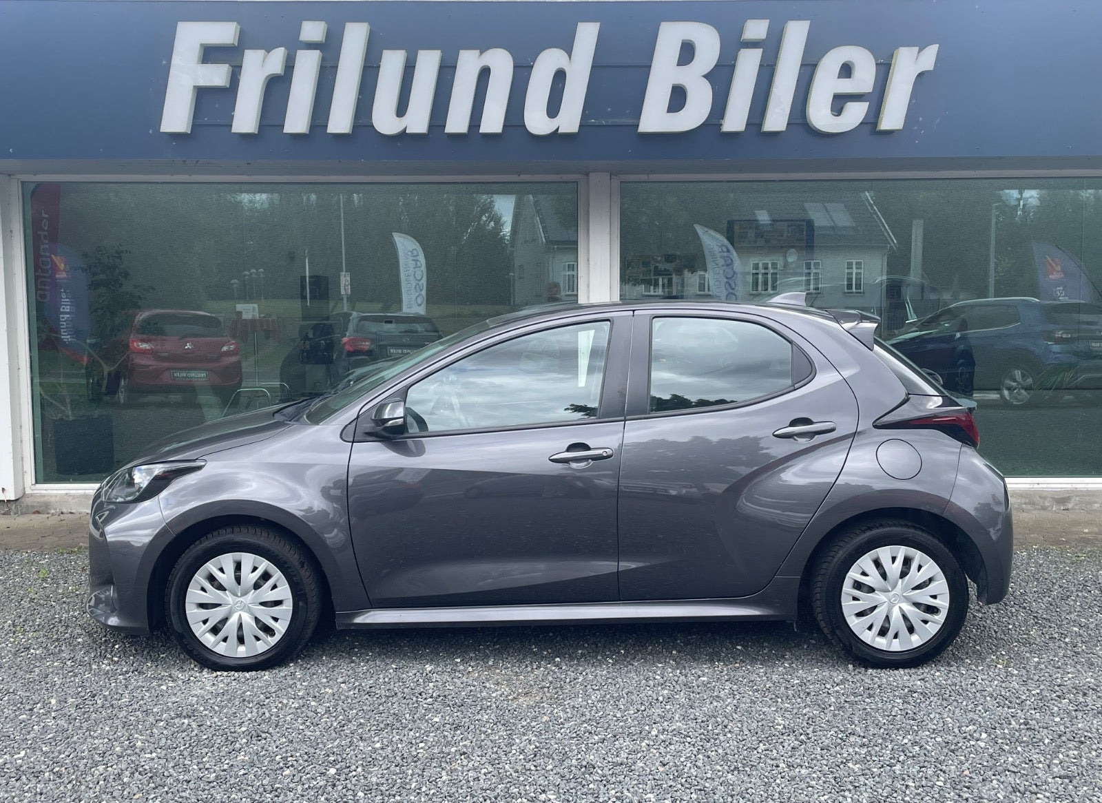 Grå Mazda 2 fra 2022