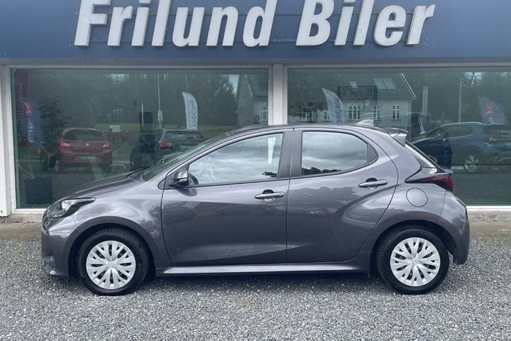 Grå Mazda 2 fra 2022