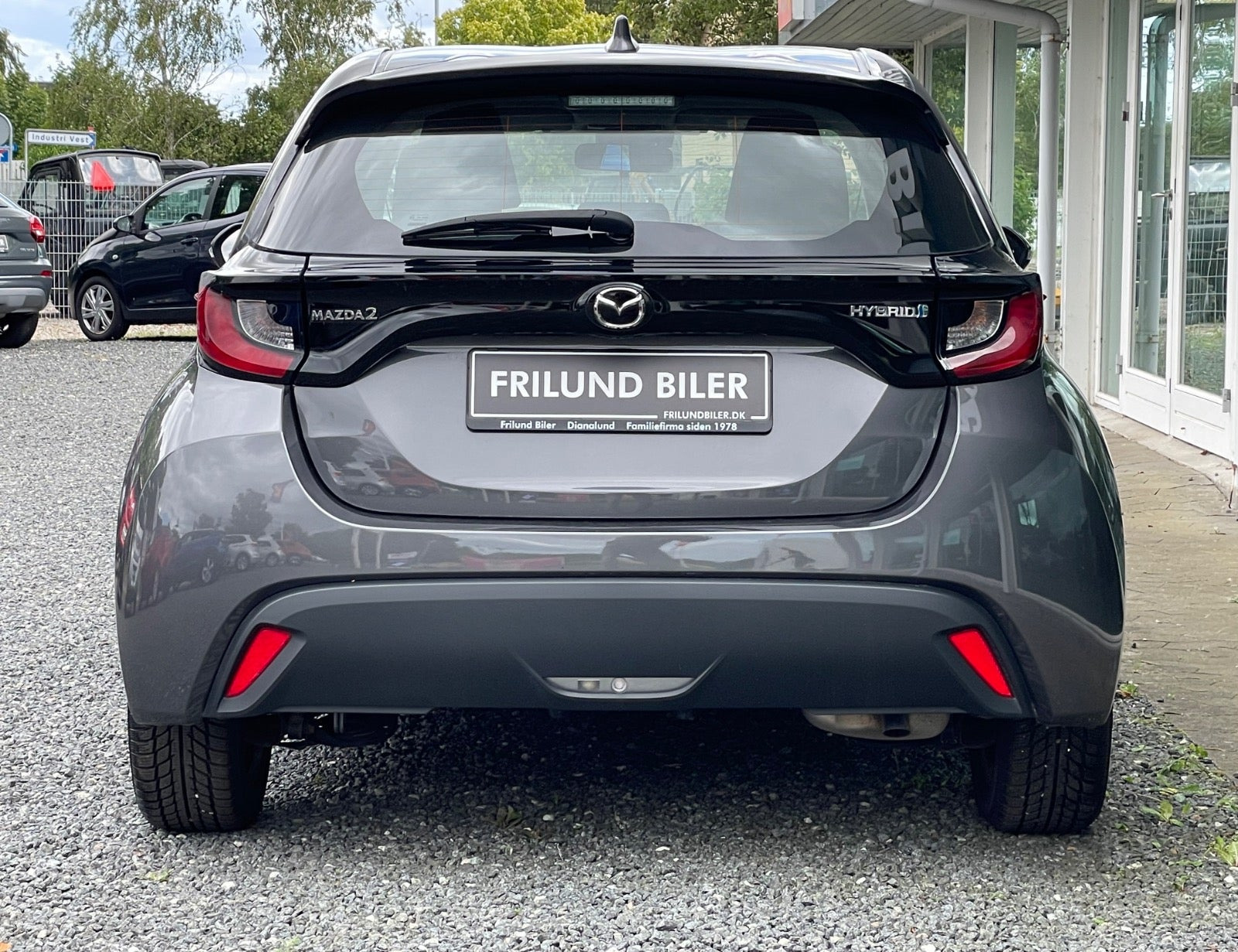 Grå Mazda 2 fra 2022