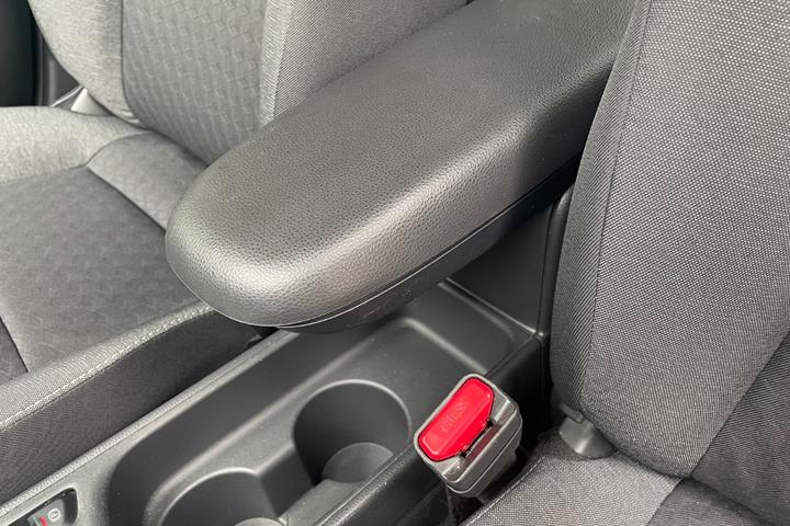 Grå Mazda 2 fra 2022