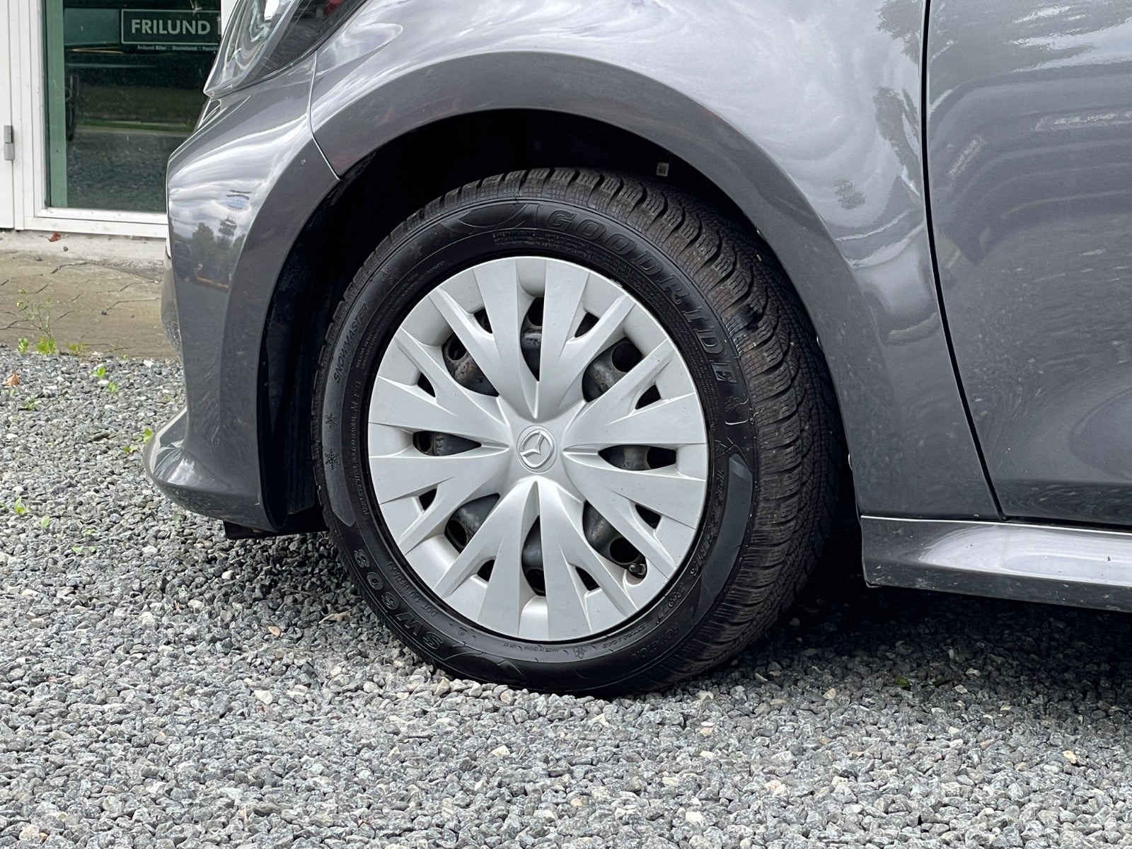 Grå Mazda 2 fra 2022