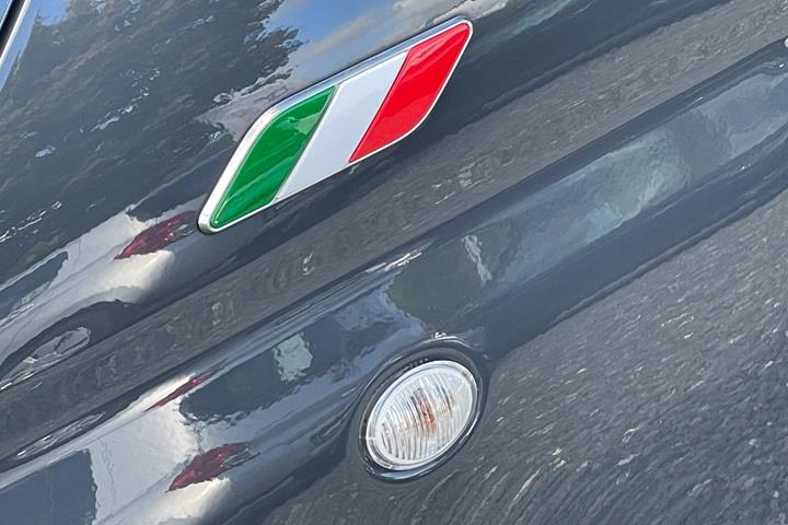 Grå Fiat 500 fra 2017