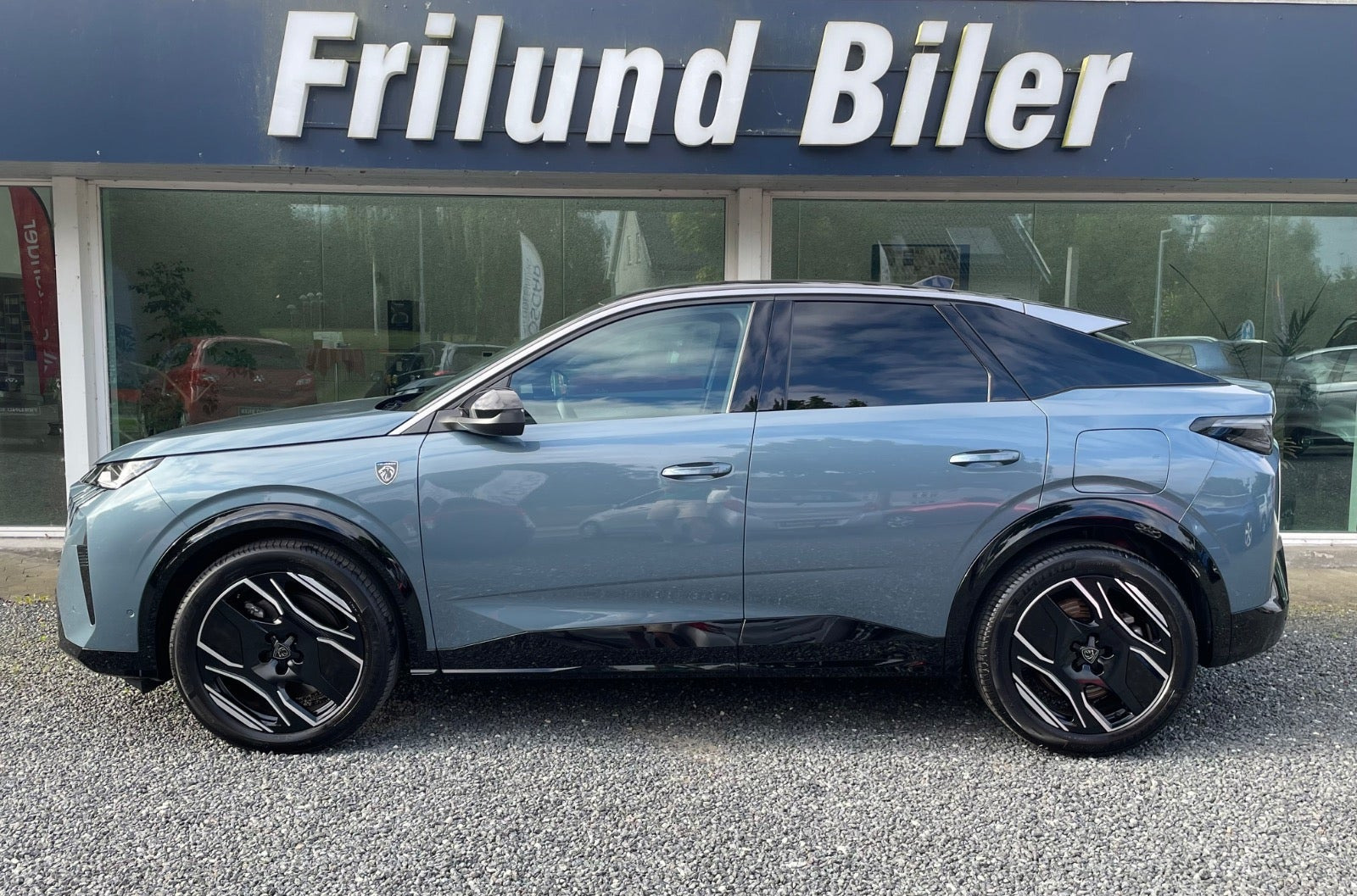 Grå Peugeot e-3008 fra 2024
