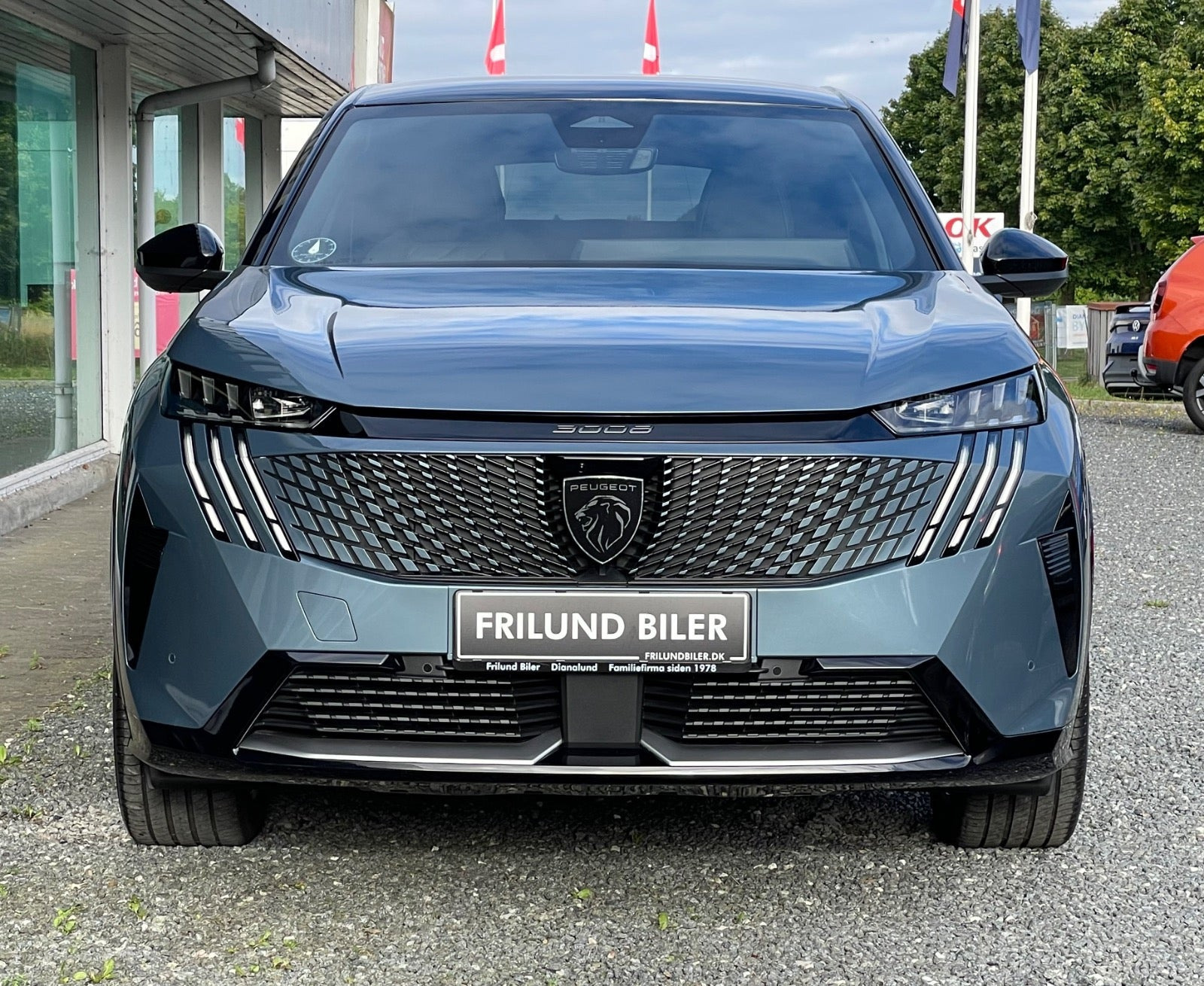 Grå Peugeot e-3008 fra 2024