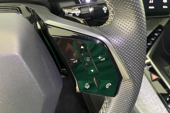 Grå Peugeot e-3008 fra 2024