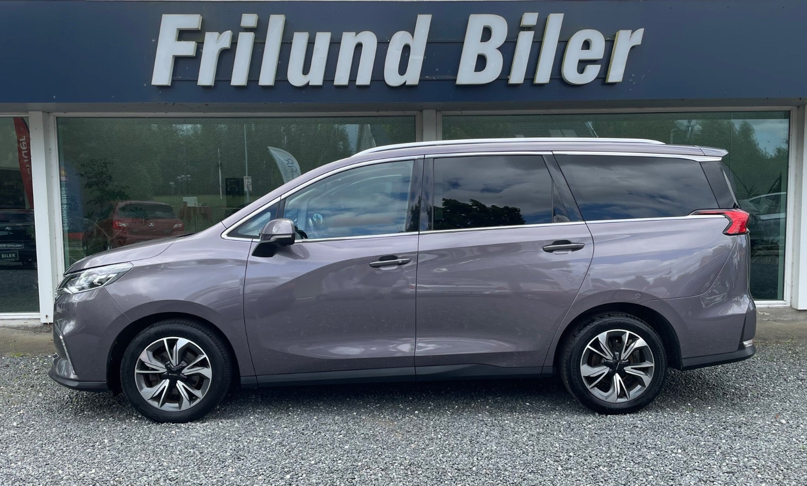Grå Maxus Euniq5 fra 2020