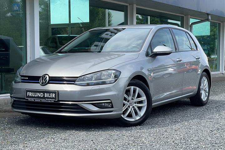 Beige VW Golf VII fra 2019