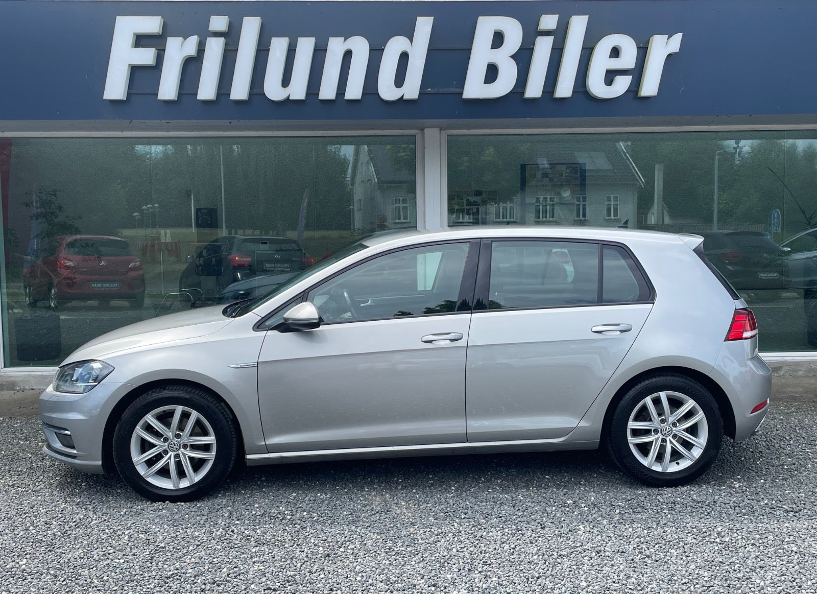 Beige VW Golf VII fra 2019