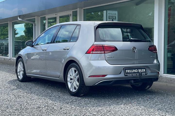 Beige VW Golf VII fra 2019