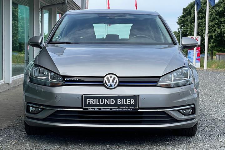 Beige VW Golf VII fra 2019