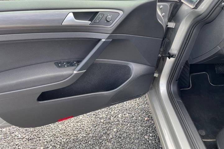 Beige VW Golf VII fra 2019