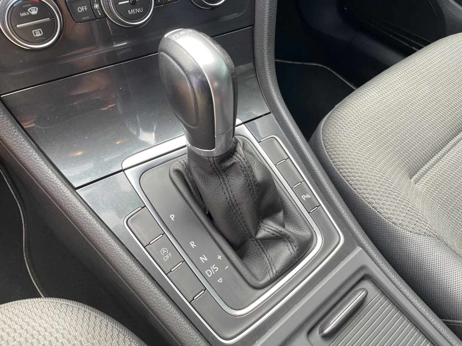 Beige VW Golf VII fra 2019