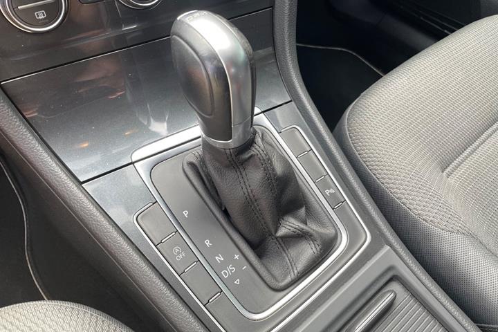 Beige VW Golf VII fra 2019