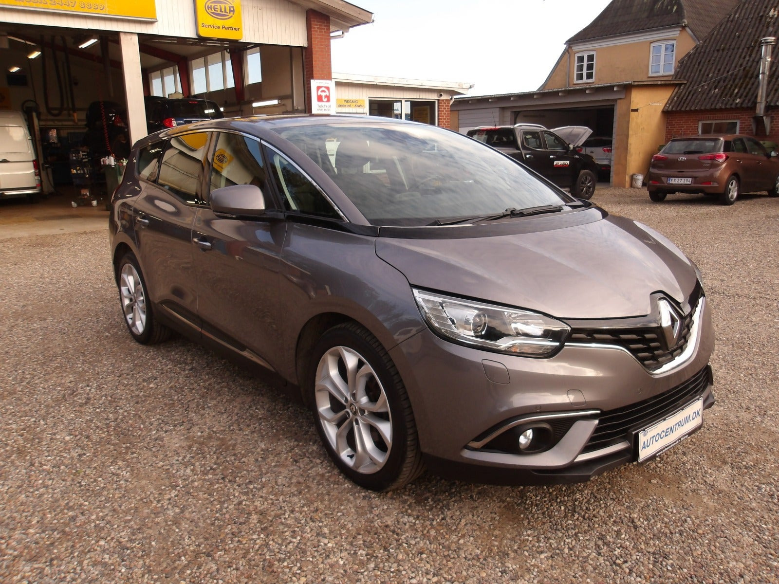 Grå Renault Grand Scenic IV fra 2018