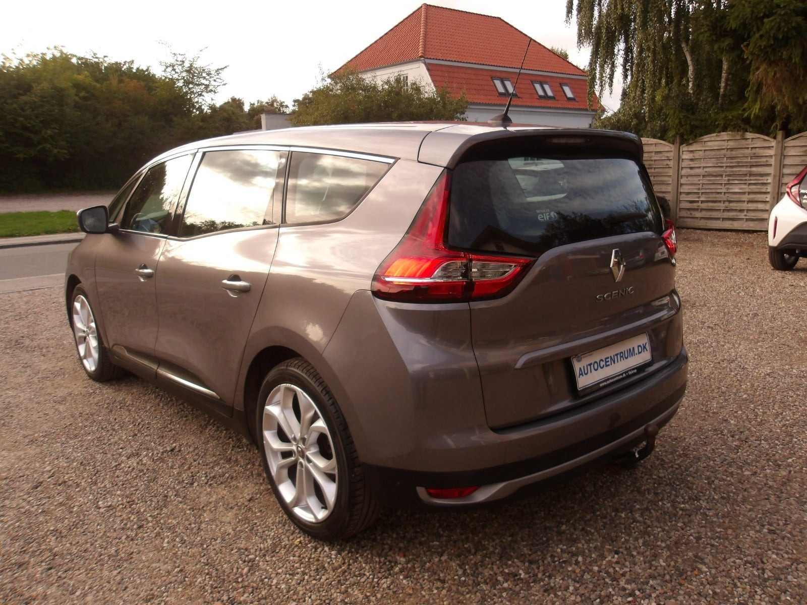 Grå Renault Grand Scenic IV fra 2018