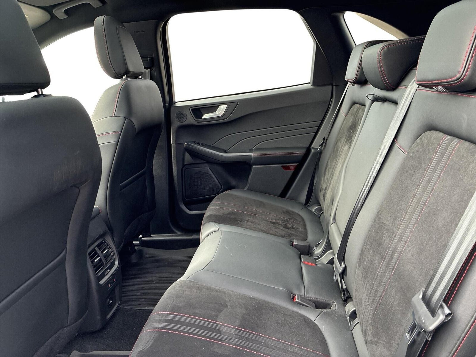 Hvid Ford Kuga fra 2024