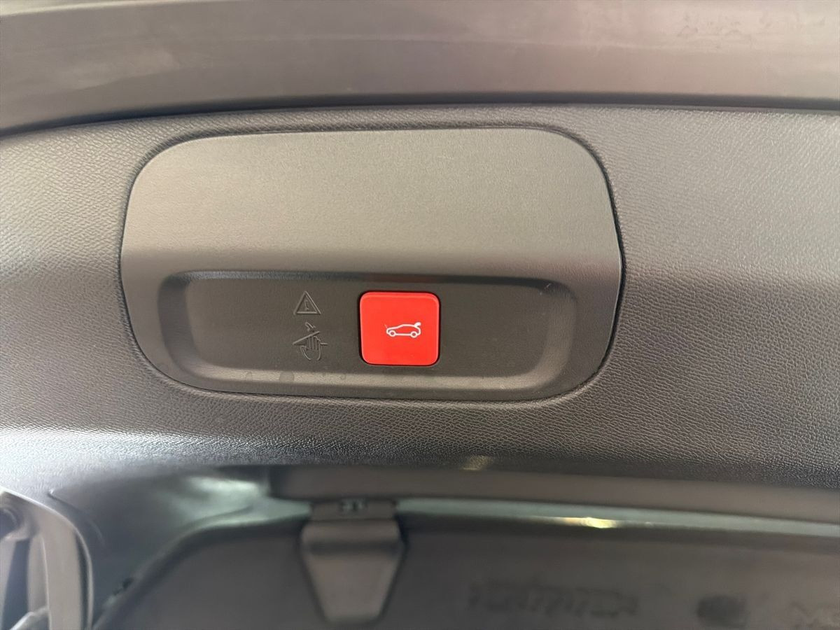 Hvid Peugeot e-408 fra 2025