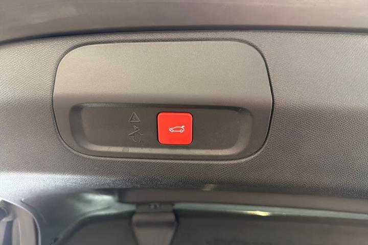 Hvid Peugeot e-408 fra 2025