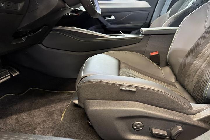 Hvid Peugeot e-408 fra 2025
