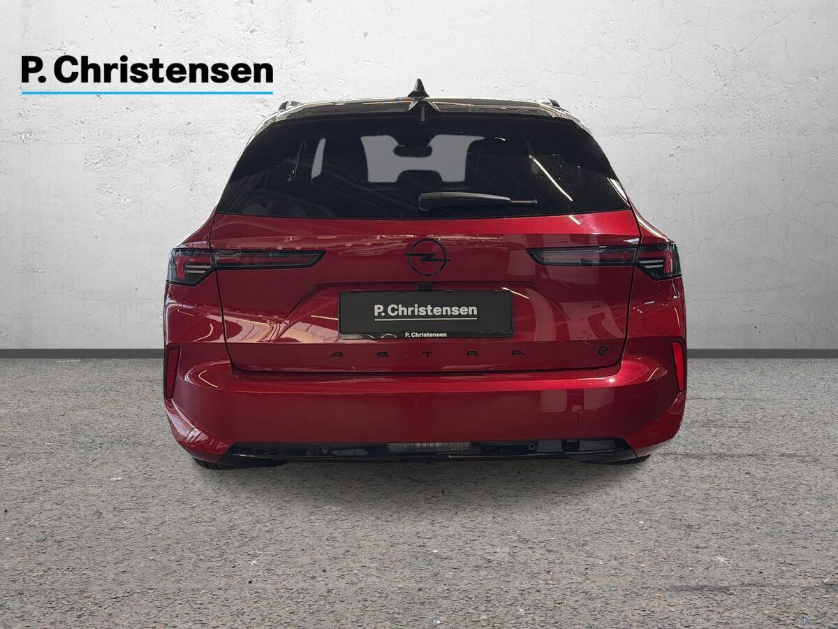 Rød Opel Astra-e fra 2024