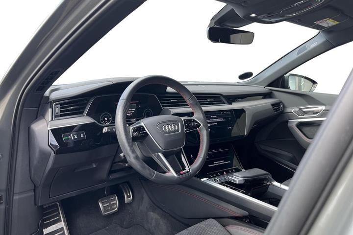Grøn Audi Q8 e-tron fra 2024