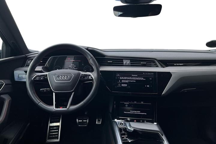 Grøn Audi Q8 e-tron fra 2024