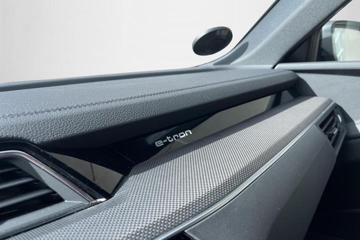 Grøn Audi Q8 e-tron fra 2024