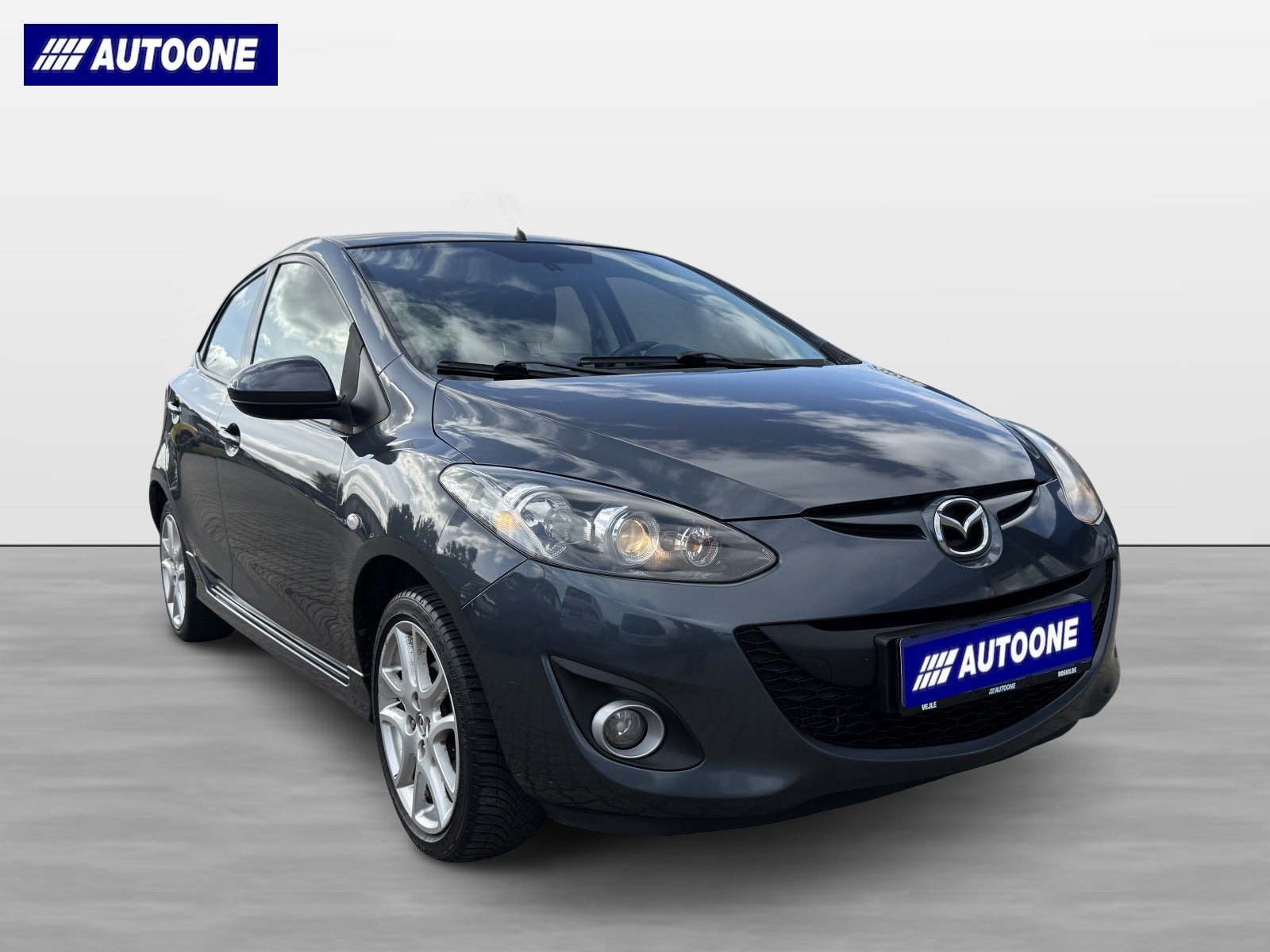Grå Mazda 2 fra 2011