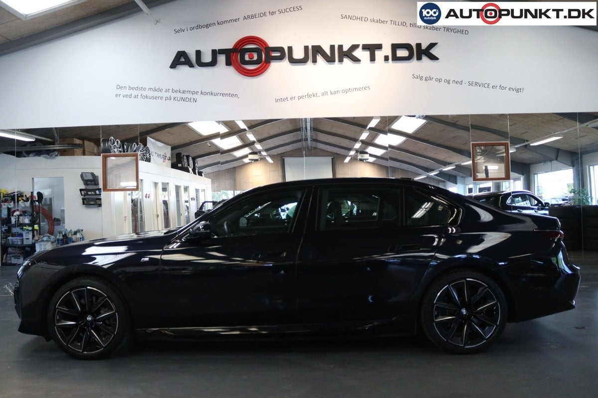 Blå BMW i7 fra 2024