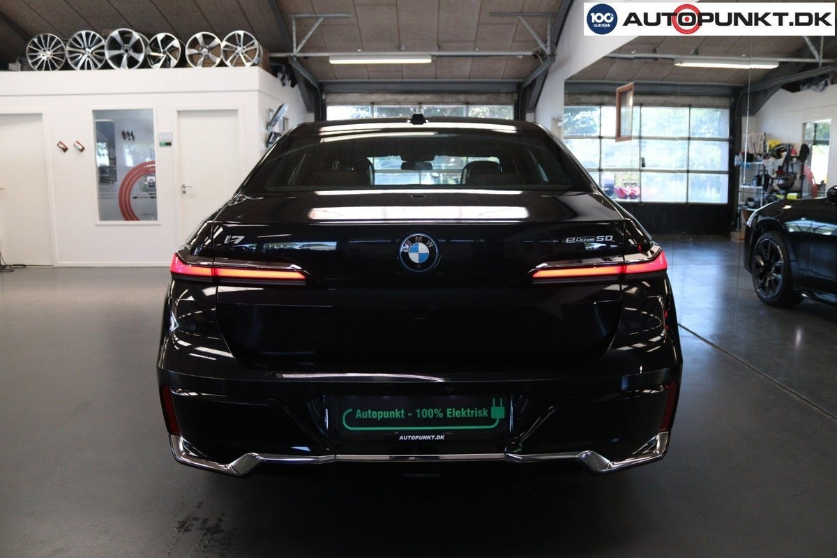 Blå BMW i7 fra 2024