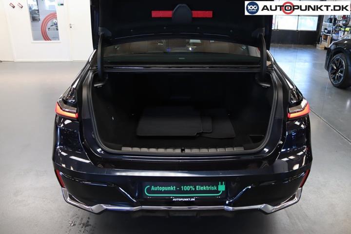 Blå BMW i7 fra 2024