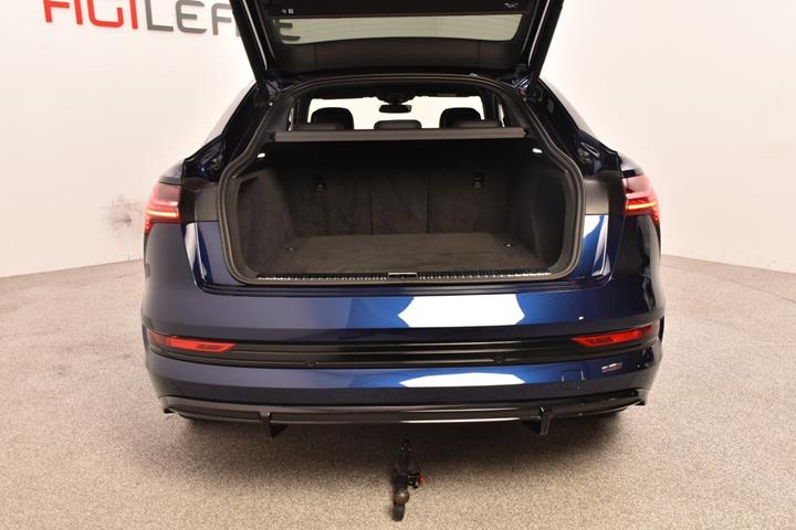 Blå Audi e-tron fra 2021