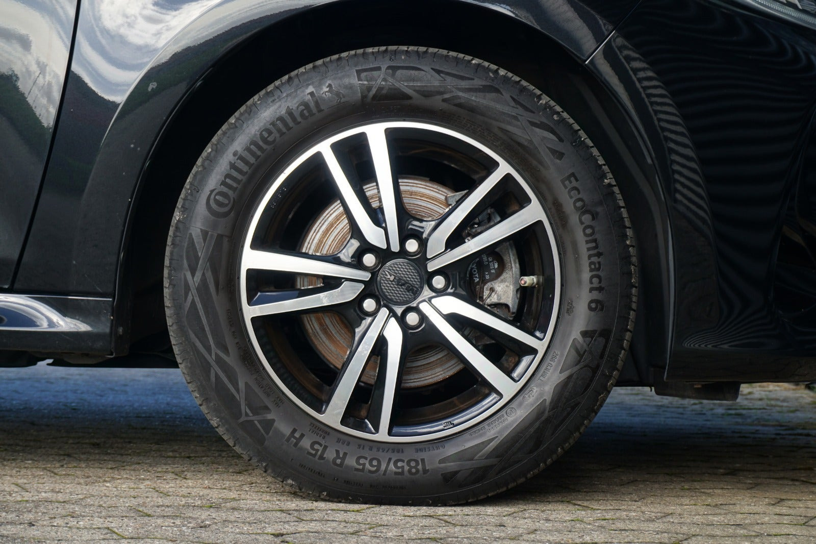 Sort Toyota Yaris fra 2021