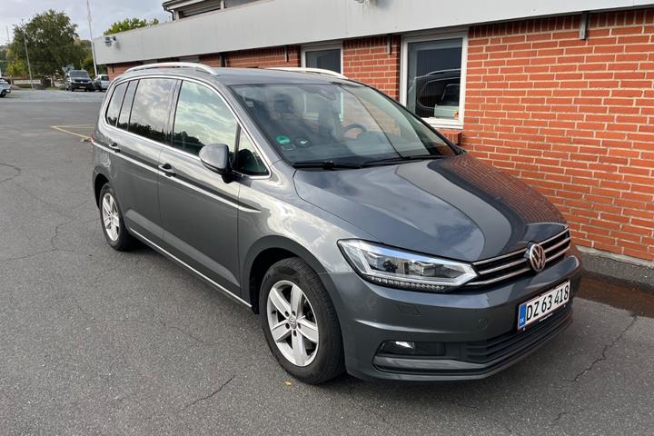 Grå VW Touran fra 2019