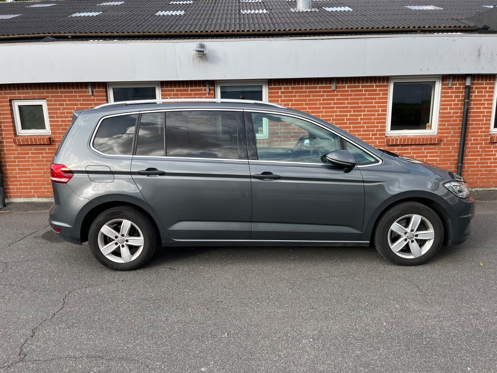 Grå VW Touran fra 2019
