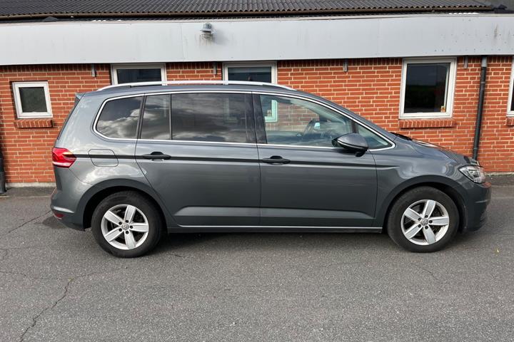 Grå VW Touran fra 2019