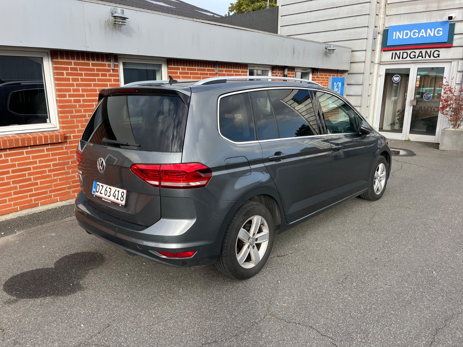 Grå VW Touran fra 2019