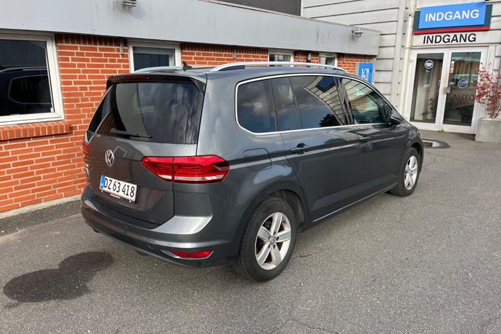 Grå VW Touran fra 2019