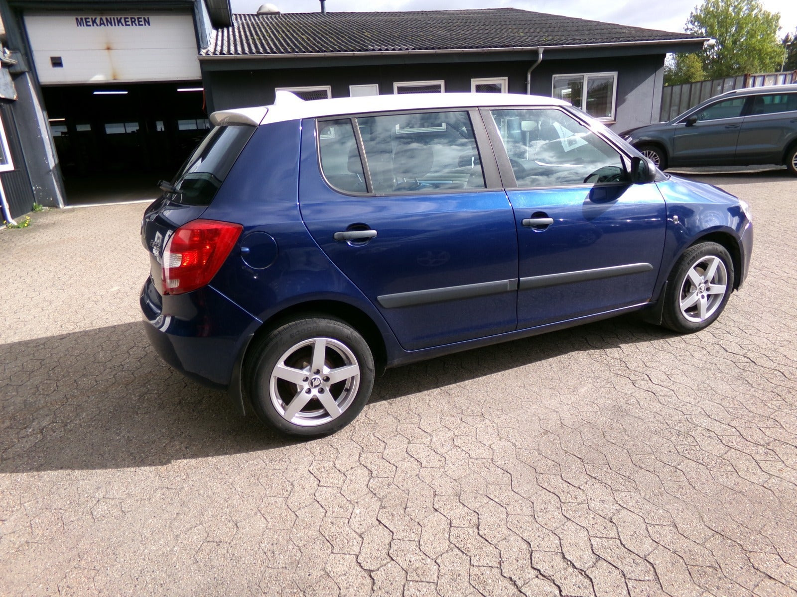 Blå Skoda Fabia fra 2007